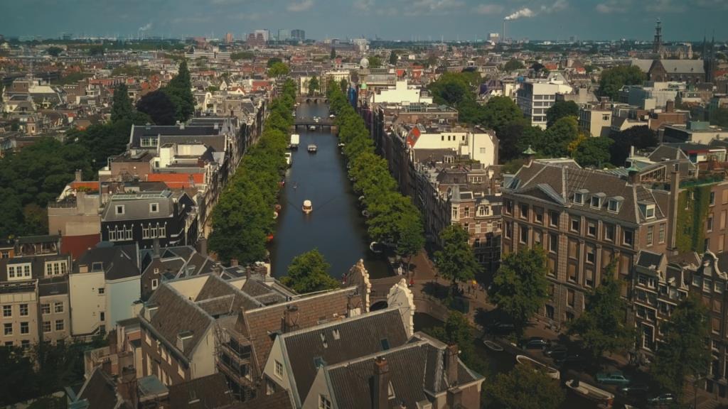 1600'lü yıllardan itibaren Amsterdam, Londra ve New York, “dünya-şehrinin” doğuşuna ve gelişimine katkıda bulundu: bugün hala farkedilebilir ölçekte köklü bir mimari değişim ve yeni bir kentsel konsept mevcut. Bu belgesel, şehrin zaman ve mekan içindeki gelişimini göstermek için tasarlanmış 3D görüntüleri ve ikonik anıtların canlı animasyon sekanlarını kullanarak, yeni bir bakış açısı sunuyor. 
Büyüyen kentleşme ve mimarinin yükselişiyle birlikte küresel anlamda ticari üstünlük için bu şehirler arasında süregelen 400 yıllık rekabet tekrar gözler önüne seriliyor. Bu şehirlerin başarı hikayelerinin, karşılıklı hayranlıklarının ve çatışmalarının ardındaki büyük beyinlerin, öncü ruhun ve yeniliklerin hikayesini keşfedin!
