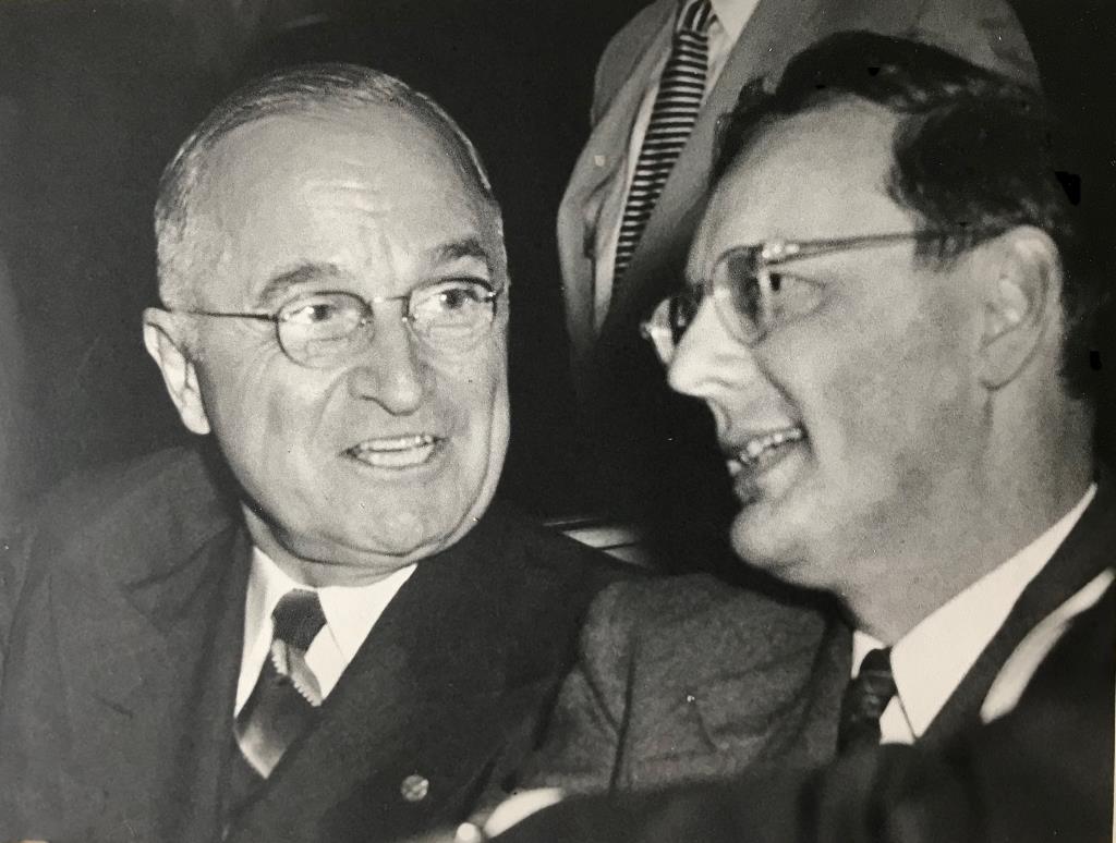 Amerika’nın  muhafazakar şehirlerinden biri olan Milwaukee Wisconsin'de 40 yıllık sosyalizme açıklayıcı bir bakış. 1910 ve 1960 yılları arasında, bir ABD Kongre Üyesi ve üç belediye başkanı da dahil olmak üzere seçilmiş sosyalistler, yolsuzluğu azalttı, çalışan insanlar için koşulları iyileştirdi ve çevreyi temizleyerek bugün hem Demokratların hem de Cumhuriyetçilerin üzerinde hak iddia ettiği karma bir miras bıraktı.
20. yüzyıl sosyalistleri, sosyalizmin pratikte nasıl işlediği hakkında bize ne söyleyebilir? Bu film, Amerika'nın sosyalist deneyinin hem zaferlerine hem de başarısızlıklarına yakından bakıyor. Liderler, ülkenin ilk belediye toplu konut projesini ve ilk işçi tazminat yasasını oluşturdu. Afrikalı Amerikalı göçmenleri memnuniyetle karşıladılar. Ancak bu deneyin istenmeyen sonuçları da oldu. 
