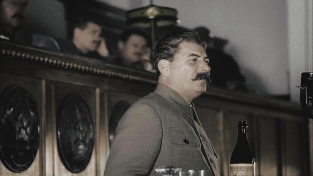 Stalin kimdi? Nazizmi yenilgiye uğratan adam mı? “Ulusların babası mı?” Ya da döneminin en büyük suçlusu mu? Bu belgeselde Isabelle Clarke ve Daniel Costelle, arşiv görüntüleri kullanarak, 20 yüzyılın en sert despotunun portresini çiziyor. Arşiv görüntüleri mükemmel şekilde renklendirilmiş ve restore edilmiş şekilde seyircinin karşısına çıkıyor. Hitler’e karşı ölümüne savaşla başlayan belgeselde Stalin’in inanılmaz yükselişine tanık oluyoruz.  Gürcistanlı ayakkabı tamircisinin oğlu olarak hiçbir şey yapmadan yola çıkan Stalin, çeşitli entrikalar ve suçlar yoluyla saflarda yükseldi, sonunda mutlak güce yükseldi ve  “çelik adam” lakabını benimsedi. Belgesel, 1878 ve 1945 yılları arasında Sovyet halkının başına gelen muazzam trajediyi çarpıcı bir şekilde gözler önüne seriyor. 