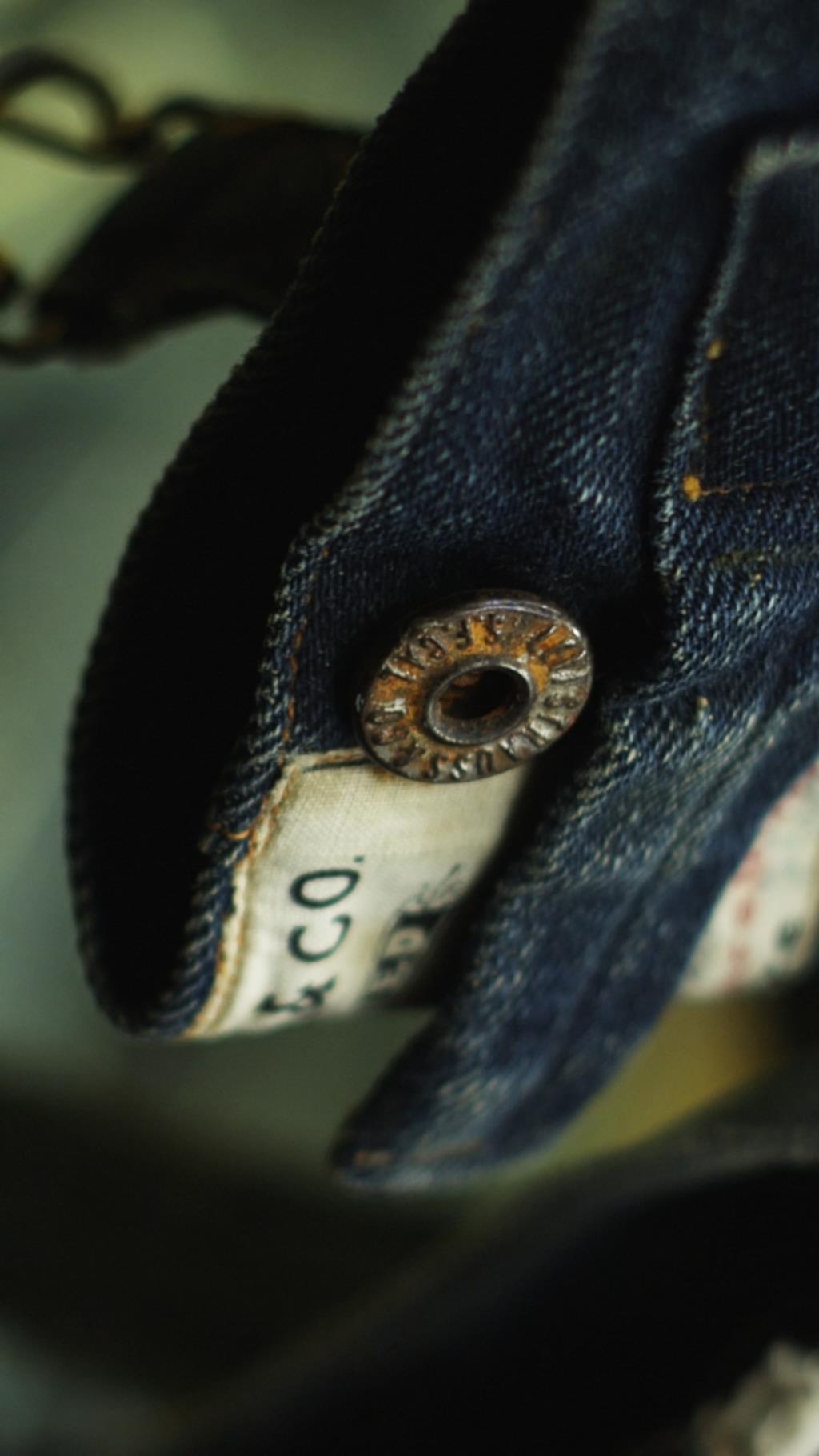 İşçi giyimi olarak başlayan, politik bir sembole dönüşen ve günümüzde ise küresel bir imparatorluğu yöneten bir ikon olarak karşımıza çıkan jeans’in hikayesi. 
Bu belgesel, blue jean fenomenine farklı bir bakış açısı sunuyor ve blue jean’in yaşamımız ve medeniyetler üzerindeki etkisini gözlemliyor. 2000 yılında, eski bir 1880 Levi's kot pantolonu terk edilmiş bir madende keşfedildi. eBay'de açık artırmada 99 sente satılan pantolonun değeri 46.532 dolara ulaştı!  Bu hikaye, blue jeans fenomenini kısaca özetliyor aslında: Sanayi Devrimi'ne ve Batı sınırında kovboyların giyinmesine tanıklık eden seri olarak üretilen efsanevi bir giysi, artık dünya çapında erkek, kadın, genç ve yaşlılar için bir moda ifadesi. 150 yıldır varlığını sürdüren bir modernite ikonu. Kot pantolonların hiç bitmeyen popülerlikler akıllara tek bir soruyu getiriyor: neden?
