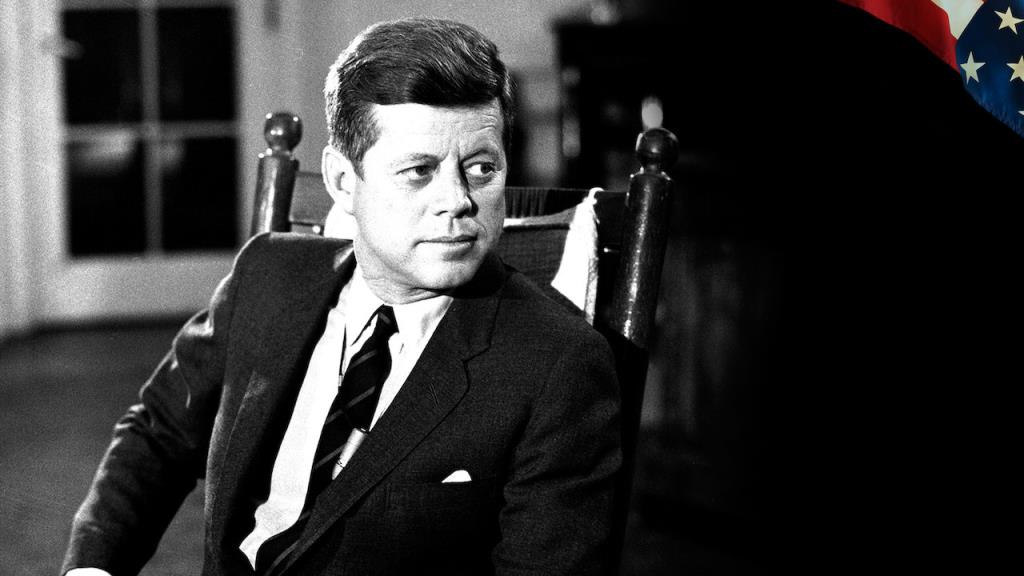 John F. Kennedy'nin dünya görüşünün, kötü sağlık koşulları, aile trajedisi ve talepkâr bir babaya katlandığı gençlik yıllarından nasıl etkilendiğini keşfedin.
