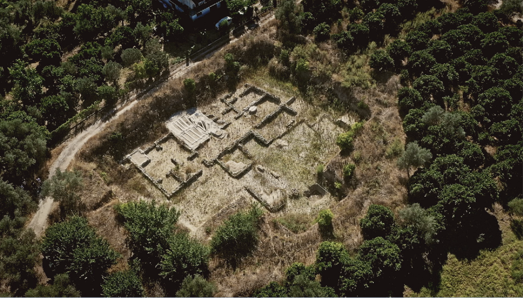 MÖ 373 yılında klasik Yunan şehri Helike dalgaların altında kayboldu. Yıkım o kadar feciydi ki Yunan yazarların bunu anlamlandırabilmesinin tek yolu suçu doğaüstü güçlere atmaktı - Poseidon şehri yok etti. Bu, dalgaların altında kaybolan bir başka Antik uygarlık olan Atlantis efsanesine oldukça benzemektedir. Helike'nin yeri arkeolojinin en büyük gizemlerinden biridir, ancak kayıp şehri yeniden keşfetmek mümkün olabilir mi ve Helike gerçekten Atlantis olabilir mi? 