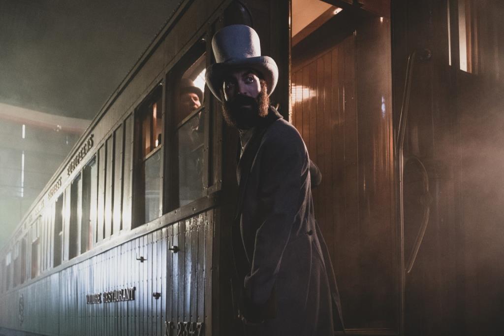 "Trenlerin treni" olarak da adlandırılan Orient Express'i raylarına oturtmak ciddi bir dayanıklılık gerektiriyordu.  Georges Nagelmackers'in iddialı projesi, Belçikalı girişimcinin yataklı vagon şirketi Compagnie International des Wagons-Lits'in (CIWL) iflasıyla karşı karşıya kalması nedeniyle birkaç kez başarısızlığın eşiğine geldi. Yine de Nagelmackers, Avrupa'nın başkentlerini bir gece treni ağıyla birbirine bağlama hedefi için çabalamaya devam etti.
Nagelmackers, o dönemde benzersiz olan bir trans-Avrupa seyahat aracı kurmayı başardı. Son derece yavaş at arabaları ve sayısız sınır kontrolü yerine konforlu yataklar ve yemekli vagonlar. Yabancı, hatta egzotik ülkelere seyahat etmek bir cazibe haline geldi. Belgesel, efsanevi Orient Express'in ilk günlerinin izini sürüyor.
