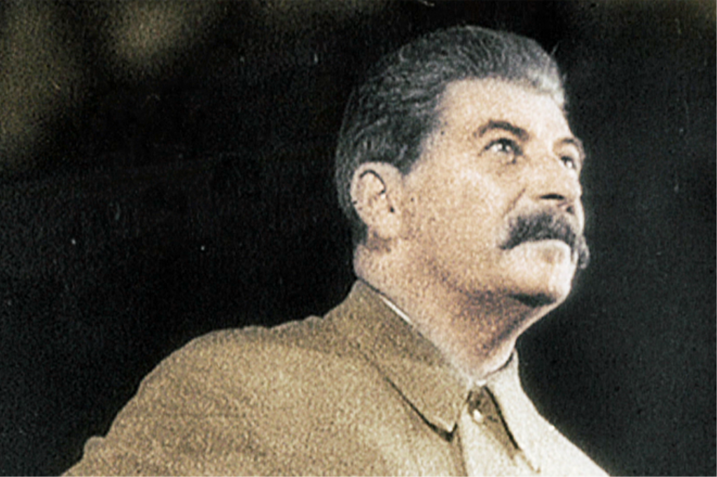 9 Mart 1953... Stalin’in cenazesi Moskova’ya geldiği zaman milyonlarca insan, tarihin en büyük suçlusunu son kez onu onore ettiler.  
Hem karizması hem de itibarı zayıf bir devrimci olan Stalin, iktidara neredeyse tesadüfen geldi ve 30 yıllık hükümdarlığı onu diktatörlerin en Makyavelisti ve kana susamışı haline getirdi. "Halkın Babası" olarak anılmakta ısrar eden Stalin kendi vatandaşlarını katletti ve yaklaşık 20 milyon insanın ölümüne neden oldu.Sadece muhaliflerini değil, en yakın arkadaşlarını ve hatta bazen kendi ailesinin üyelerini de öldürdü. Zalimliği sınır tanımıyordu.
Bu belgesel, daha önce görülmemiş görüntülerle zenginleştirilmiş, renklendirilmiş ve yeniden düzenlenmiş arşiv materyalleri ve Stalin'in kendisi de dahil olmak üzere döneme ait pek çok anlatıyla, bir rüyayı kabusa çeviren bir adamın hikayesini anlatıyor.
