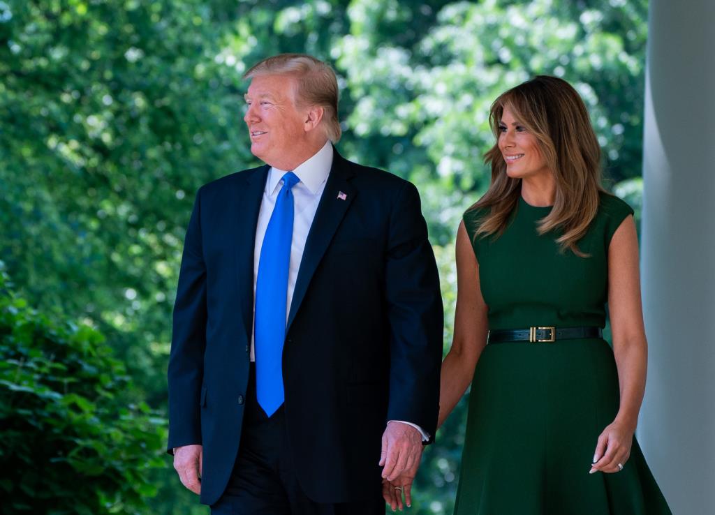 "Dünyada en çok zorbalığa maruz kalan kişi benim" - Melania Trump verdiği bir röportajda bu ifadeyi kullanmıştı. Amerikan First Lady'sinin düzenli olarak alay ve hatta hakaret konusu olduğu doğrudur.
Yaptığı çok sayıda gaf nedeniyle alay edilen bazıları, onu spot ışıklarının altında yeri olmayan bir entrikacı olarak görüyor. Diğerleri ise tam tersine, onun klasikliğini ve sağduyusunu geleneksel ahlaki değerlere dönüşün bir işareti olarak kutluyor.
Ya gerçek göründüğünde daha farklı ise? Melania Trump gerçekte kimdir?

