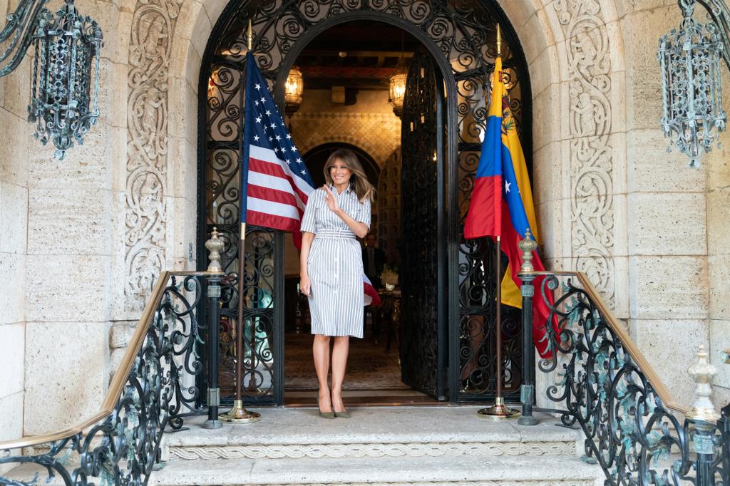 "Dünyada en çok zorbalığa maruz kalan kişi benim" - Melania Trump verdiği bir röportajda bu ifadeyi kullanmıştı. Amerikan First Lady'sinin düzenli olarak alay ve hatta hakaret konusu olduğu doğrudur.
Yaptığı çok sayıda gaf nedeniyle alay edilen bazıları, onu spot ışıklarının altında yeri olmayan bir entrikacı olarak görüyor. Diğerleri ise tam tersine, onun klasikliğini ve sağduyusunu geleneksel ahlaki değerlere dönüşün bir işareti olarak kutluyor.
Ya gerçek göründüğünde daha farklı ise? Melania Trump gerçekte kimdir?

