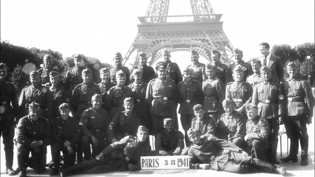 Bu belgesel, Alman işgali altındaki Paris'i bir SS askerinin ve dahası Wehrmacht askerlerinin hikayesi üzerinden keşfetmemizi ve Almanya’daki günlük hayatı anlamamızı sağlıyor. Bu askerler ayrıcalıklı bir statüye sahipti, burada kaldıkları süre boyunca, özellikle barış zamanında Almanya'da ulaşılamayacak bir statüye, sosyal bir sınıfa ait olduklarına inandırıldılar. Bu hikayeyi böyle bir yaşam tarzı sürmüş bir Alman'dan daha iyi kim anlatabilir ki?