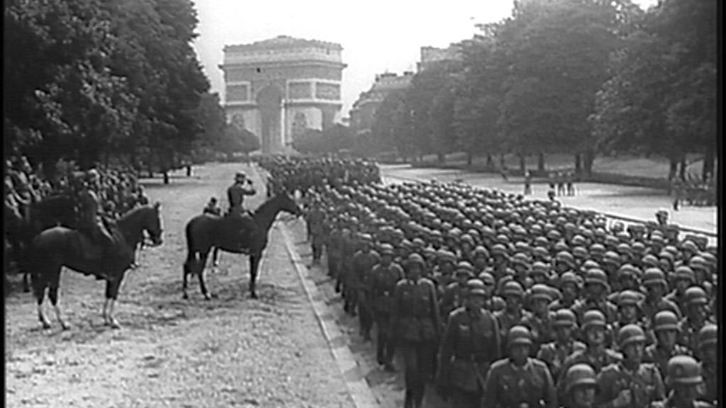 Bu belgesel, Alman işgali altındaki Paris'i bir SS askerinin ve dahası Wehrmacht askerlerinin hikayesi üzerinden keşfetmemizi ve Almanya’daki günlük hayatı anlamamızı sağlıyor. Bu askerler ayrıcalıklı bir statüye sahipti, burada kaldıkları süre boyunca, özellikle barış zamanında Almanya'da ulaşılamayacak bir statüye, sosyal bir sınıfa ait olduklarına inandırıldılar. Bu hikayeyi böyle bir yaşam tarzı sürmüş bir Alman'dan daha iyi kim anlatabilir ki?