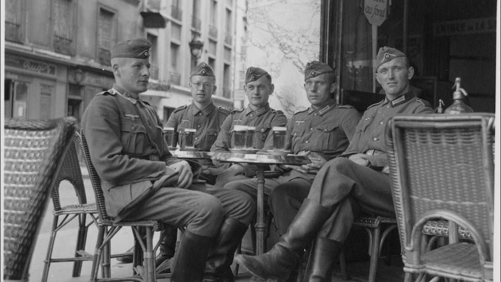 Bu belgesel, Alman işgali altındaki Paris'i bir SS askerinin ve dahası Wehrmacht askerlerinin hikayesi üzerinden keşfetmemizi ve Almanya’daki günlük hayatı anlamamızı sağlıyor. Bu askerler ayrıcalıklı bir statüye sahipti, burada kaldıkları süre boyunca, özellikle barış zamanında Almanya'da ulaşılamayacak bir statüye, sosyal bir sınıfa ait olduklarına inandırıldılar. Bu hikayeyi böyle bir yaşam tarzı sürmüş bir Alman'dan daha iyi kim anlatabilir ki?