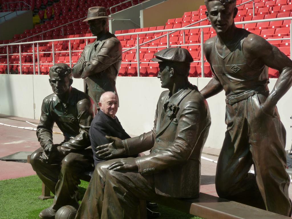 Stalin’in emrinde futbol bir propaganda aracı oldu. Oyunların kaderi gizli polis ve orduların ellerindeydi. Yakın zamanda açıklanan belgeler, Soğuk Savaş’a kadar Rusya Futbol tarihinin gizli karanlık sırlarını ortaya çıkarıyor. 
Spor ve siyasetin çatıştığı Sovyet Rusyası'nın siyasi tarihine tanıklık eden bu isimsiz spor kahramanlarının hikayesi, oyuncuların çocuklarıyla ve tarihçilerle yapılan röportajlar ve arşiv görüntüleriyle anlatılıyor. 
