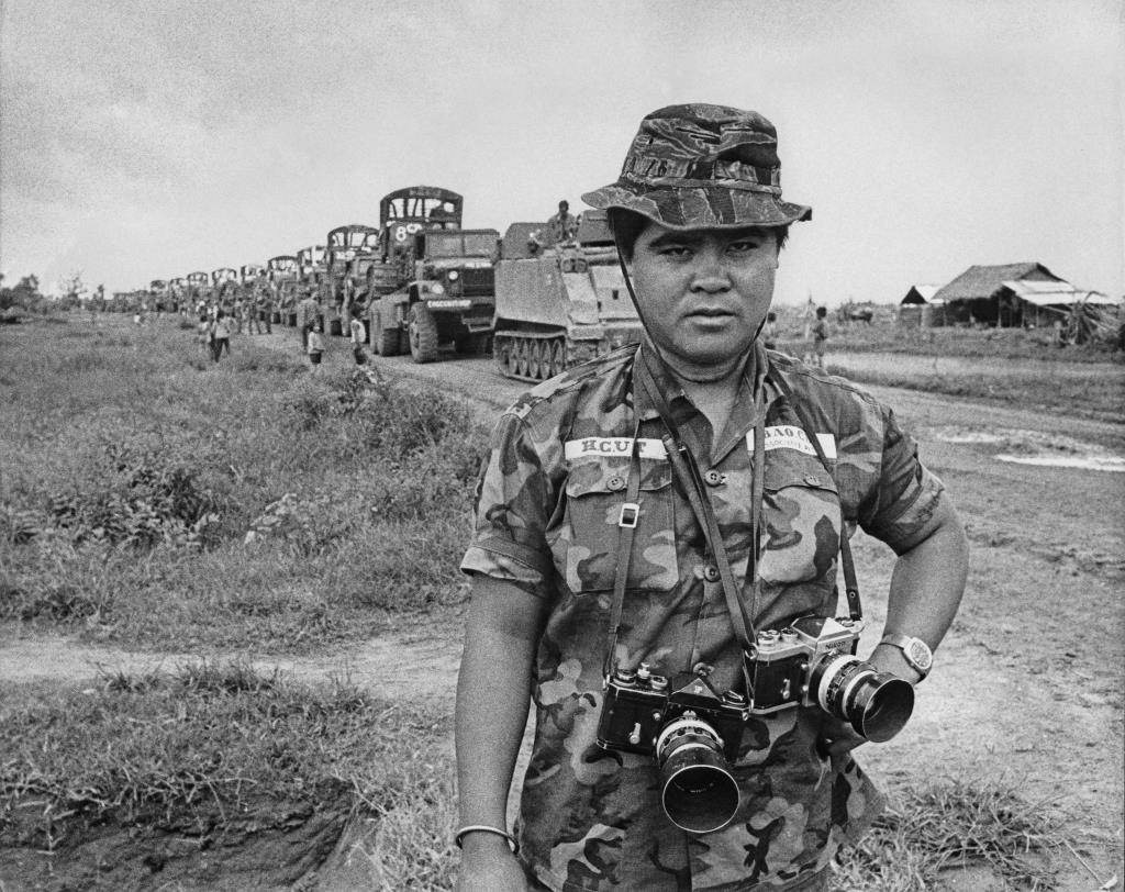 1972'de çektiği "Napalm kız" olarak da bilinen "Savaşın Terörü" başlıklı fotoğrafla hafızalara kazınan Pulitzer ödüllü fotoğrafçı Nicki Ut’un sıra dışı hikayesi… 
Belgesel, henüz 21 yaşındayken ödüllü fotoğrafı çeken Ut ile yapılan özel röportaj ve onun daha önce görülmeyen fotoğrafları eşliğinde tarihte bu ufuk açıcı anın hikayesini anlatıyor. 
