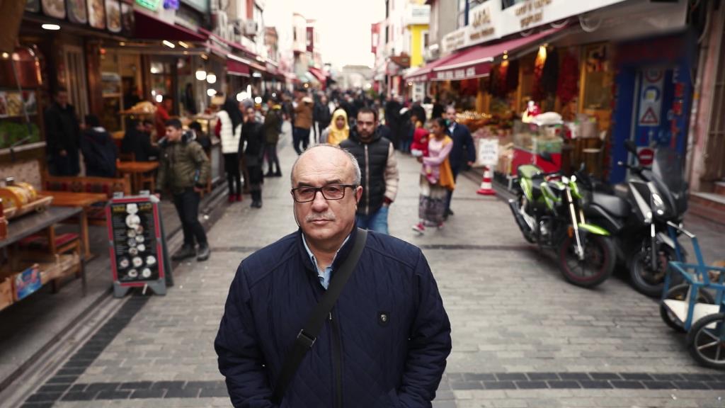 Bu belgeselde, doğduğu günden itibaren yaşadığı mahalleyi ya da semti terk etmeyen, yaşadığı yerin bütün değişimlerine şahit olan insanların hikâyeleri yer alıyor. Bir Zamanlar’da her bölümde farklı bir semt ve farklı bir insan ele alınıyor.