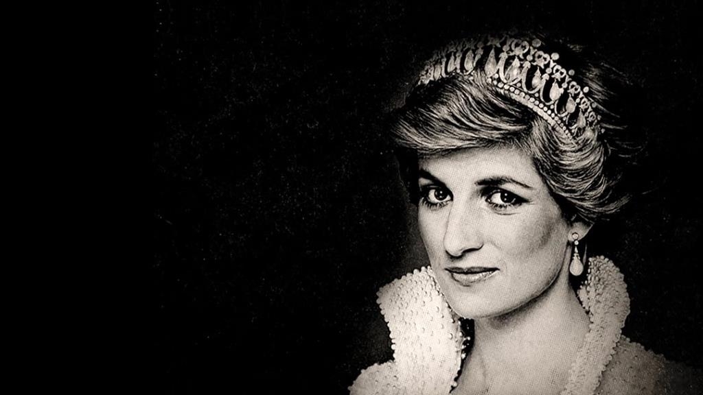 Galler Prensesi Diana, Paris'te geçirdiği trafik kazasında hayatını kaybetti. Dünya Prenses Diana'yı 36 yaşında kaybetti. Halkı tarafından çok sevilen bir prenses... Birçok kişi ölümünde paparazzilerin sorumluluğu olduğu görüşünü paylaşıyor. Ama nasıl başladı? Paparazzilerden önce, saraydan önce, prensten önce Diana kimdi? Halkın prensesi olmuş olabilir ama Diana aristokrasinin içinde doğmuştu.