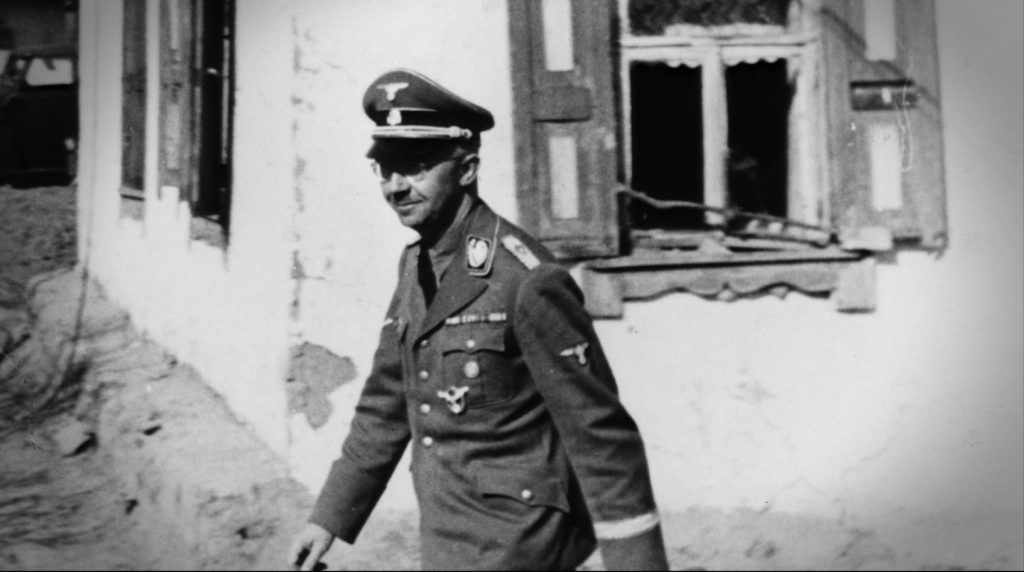 1941 Sonbaharı: Avusturyalı genç bir doktor Mauthausen toplama kampında görevlendirildi. Altı hafta geçmeden yüzlerce kişinin ölümüne neden olmuştu bile. Adı Aribert Heim'dı. Lakabı "Dr. Ölüm" ya da "Mauthausen Kasabı" idi ve toplama kampının en kötü işkencecilerinden biriydi.
Bu kadar hoş, neşeli ve güler yüzlü görünen bu adam kimdi? Nasıl oldu da bu kana susamış canavara, gerçek bir kasaba ve mahkumları deneyler yapmak için kullanan Adolf Hitler'in büyük hayranına dönüştü? Bu belgesel, asla pişmanlık duymayan ve şiddeti en büyük sapkınlıkla lekelenmiş bu adamın inanılmaz kaderini inceliyor.

