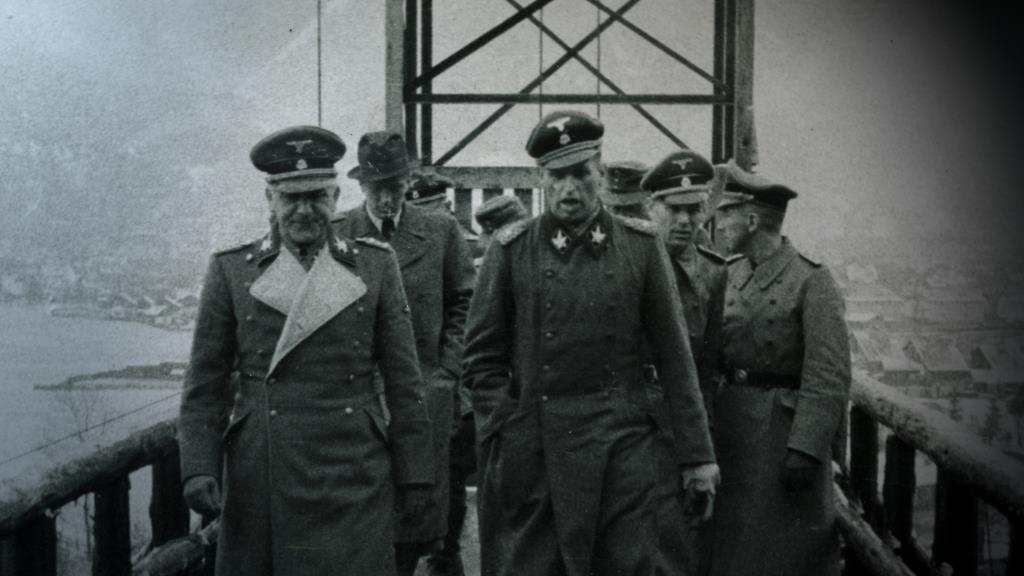 Hitler'in gizli silah programının arkasındaki adam savaştan sağ kurtuldu mu? SS Generali Hans Kammler, korunmak için gizlice ABD'ye mi getirildi? İddialara göre 9 Mayıs 1945'te intihar etmişti. Ancak yakın zamanda bulunan belgeler resmi versiyonla çelişmektedir. Kammler, Alman savaş çabaları için hayati önem taşıyan yeraltı üretim tesislerinden oluşan yaygın bir ağı kontrol ediyordu. Ancak Kammler sadece en son teknoloji ürünü silahlardan sorumlu değildi. Eski mimar ve inşaat mühendisi aynı zamanda toplama kamplarının inşasının ve kamplarda kalanların sistematik olarak zorunlu işçi olarak çalıştırılmasının arkasındaki kilit isimlerden biriydi. Sonunda Nürnberg mahkemelerinde savaş suçlusu olarak yargılanmaktan kurtuldu.