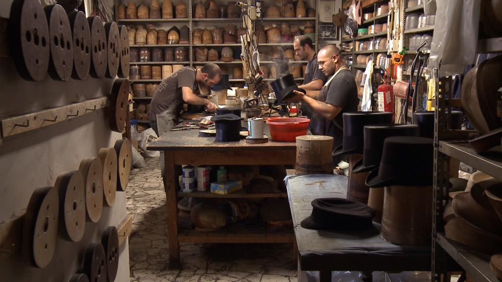 "Borsalino" kelimesi bugün bir keçe şapkayı tanımlamaktadır. Borsalino aile markası, Tupperware, Kleenex veya Walkman gibi bir hane halkı ismi haline gelmiştir. 1850'lerde Alessandria'daki küçük bir aile fabrikasında doğan kaliteli keçe şapka, küçük bir taşra kasabasının zanaatkârlığı Hollywood rüyasıyla buluştuğunda, imal edilmiş bir nesneden gerçek bir uluslararası efsaneye dönüştü. Bu belgesel, 20. yüzyılın başlarında sinema tarihiyle yakın bağları olan bu efsanenin üretim tarihini anlatıyor.