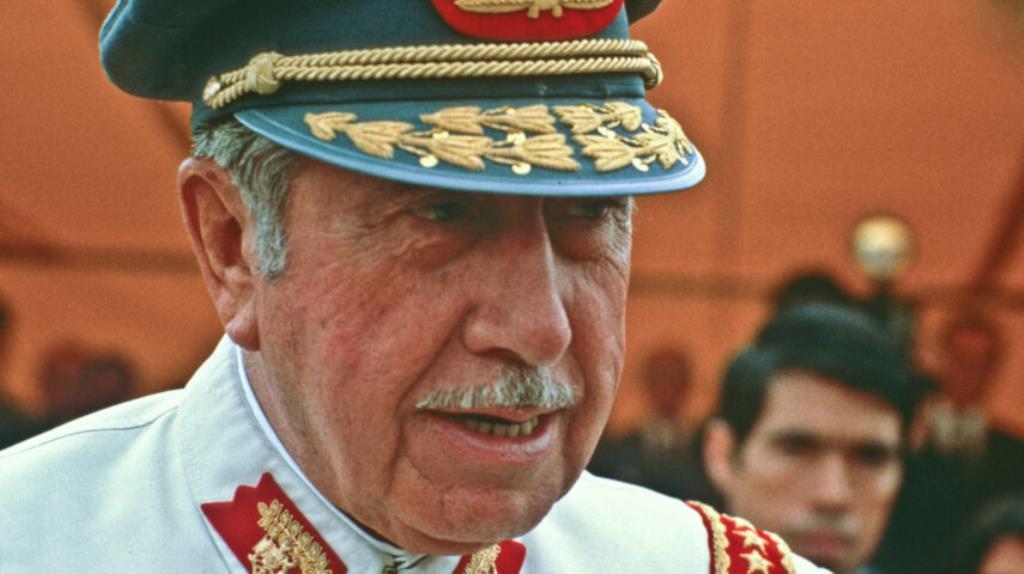 11 Eylül 2023, Şili'de General Pinochet'yi iktidara getiren askeri darbenin 50. yıldönümüydü. ABD ve İngiltere de dahil olmak üzere dünya demokrasilerinin desteğini alan diktatör, terör ve işkence yoluyla ülkeyi yönetti. Bu belgesel, arşiv görüntüleri, uzman analizleri ve zulümle ilgili kişisel anlatıları kullanarak bu desteğin şok edici derinliğini ortaya koyuyor. Gizliliği kaldırılmış hükümet dosyaları, Pinochet'nin acımasız rejiminin ayaklanmasını, liderliğini ve Batılı Müttefiklerin diktatörü sosyo-politik ideolojilerini gerçekleştirmesi için nasıl güçlendirdiğini ortaya koymak için gerçeklere dayalı kanıtlar sunuyor.