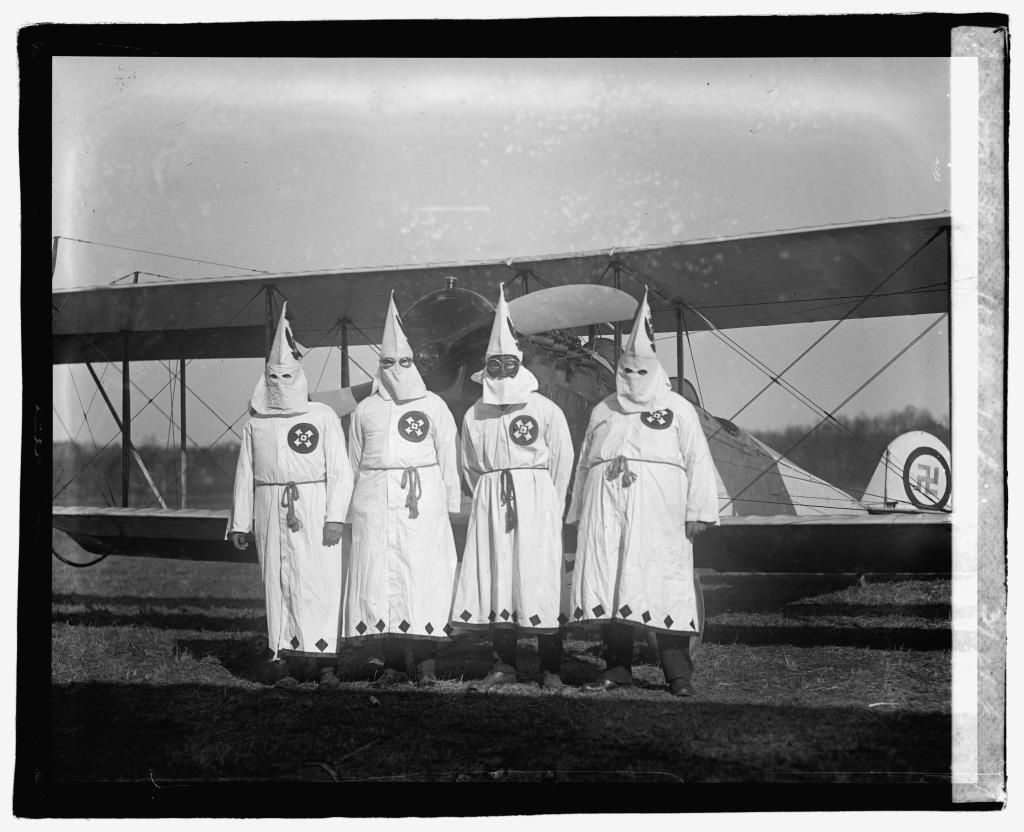 Ku Klux Klan, ABD’deki en eski terörist gruplardan biri. Ku Klux Klan'ın tarihi, 19. yüzyılda köleliğin kaldırılmasından savaş arası dönemin popülizmine, 1950'ler ve 1960'lardaki sivil haklar mücadelesinden Charlottesville'deki son ayaklanmalara kadar, ABD tarihinden ayrılamaz. Peki ama bu gizli cemiyet hakkında gerçekten ne biliyoruz? Günümüze kadar kendini sürdürmeyi nasıl başardı? Klan hangi nefret ve korkuları körükledi? Sivil toplum ve demokratik kurumlar ona karşı nasıl bir direnç gösterdi? Bu grubun hikayesi bize Amerika'nın azınlıklarla ilişkisi hakkında ne söylüyor?
Ku Klux Klan'ın kuruluşundan günümüze gizli tarihini anlatan bu belgesel, Klan'ın şiddetiyle yüzleşmiş tarihçiler ve tanıklarla yapılan röportajlar ve çok sayıda arşiv görüntüsünü bir araya getirerek, ırk ayrımcılığı ve ırkçılığın yüzyıldan uzun süren tarihini araştıracak.
