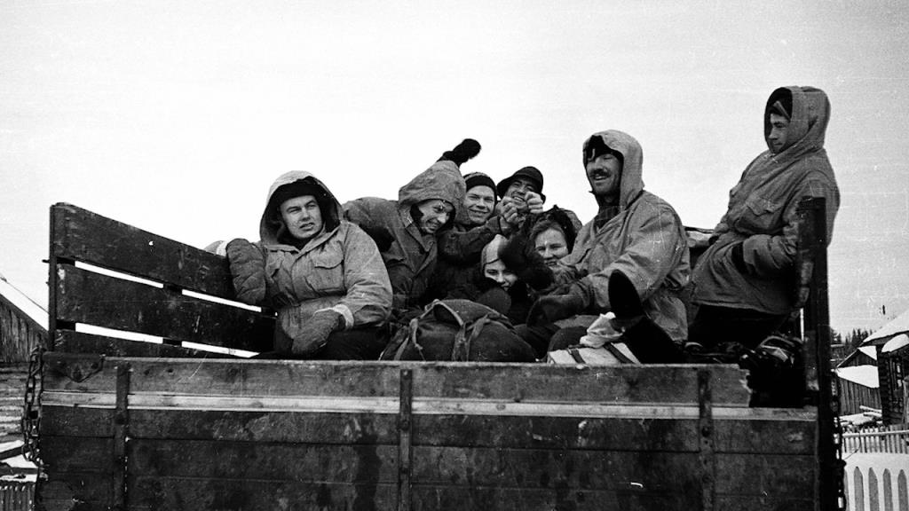 1959 yılının kış aylarında geziye giden bir grup Rus öğenci Ural dağlarında kayboldular. Birkaç hafta sonra geziye gidenlerin cesedi ücra bir dağın tepesinde, korkunç ve izah edilemeyen yaralarla bulundu. Ölenlerden bir kısmı çıplaktı, diğerleri gözlerini ve dillerini kaybetmişlerdi. Uzun bir araştırmadan sonra, Rus otoriteleri bu olayla ilgili dosyayı kapattı. Dyatlov Geçidi vakası olarak bilinen bu olay, 20. yüzyılın çözülmeyen en büyük gizemi olarak kaldı. 60 yıl sona, iki İsviçreli bilim adamı nihayet olayı çözmeyi başardı. 
Bu belgesel, özel röportajlar ve belgeler ışığında bu vakaya derin bir bakış sunuyor. 
