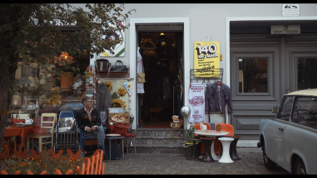 Mario, Heidi, Franck, Hans ve Martina farklı yaşlara ve geçmişe sahip olmalarına rağmen, Demokratik Almanya Cumhuriyeti ile ilgili aynı özlemi paylaşıyorlar. Berlin Duvarı’nın yıkılmasından 30 yıl sonra, bu özlem onların gündelik hayatlarını da etkilemeye başladı. Bir totaliter rejimin pişmanlığını nasıl açıklayabiliriz?