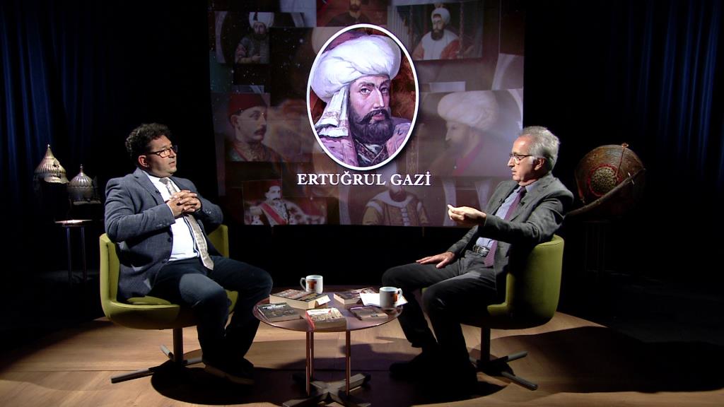 600 yıl, 3 kıtada hüküm süren bir cihan devleti… Tarihin kesintisiz en uzun süren hanedanlarından biri… Osmanlı’da beylikten imparatorluğa tahta geçen padişahların hayatları… Prof. Dr. Feridun Emecen ve Prof. Dr. Haşim Şahin her bölümde farklı bir padişahı anlatıyor… 