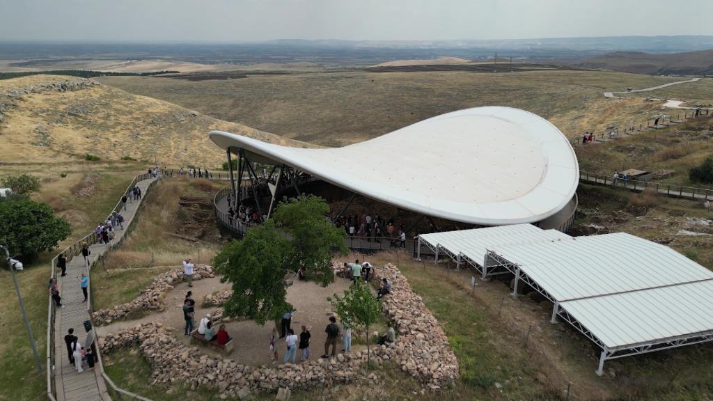 Tıp tarihinin yazıldığı topraklarda, psikiyatri tarihine bir yolculuk. Göbeklitepe'den Bergama'daki Asklepion'a, kadim şifahanelerden modern tedavi merkezlerine uzanan öyküyü Doç. Dr. Fatih Artvinli ve Dr. Cemal Dindar birlikte anlatıyor.