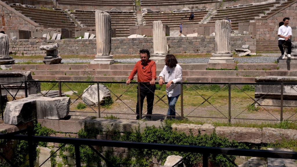 Tıp tarihinin yazıldığı topraklarda, psikiyatri tarihine bir yolculuk. Göbeklitepe'den Bergama'daki Asklepion'a, kadim şifahanelerden modern tedavi merkezlerine uzanan öyküyü Doç. Dr. Fatih Artvinli ve Dr. Cemal Dindar birlikte anlatıyor.