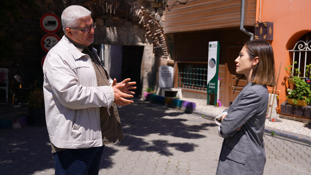 Hayri Fehmi Yılmaz ve Ayşe Sonuşen ile her gün önünden gelip geçtiklerimiz kültürel mirasımız... Kimi zaman önünden geçtiğimiz bir kapı, kimi zaman bahçesinde çay içtiğiniz tarihi bir yapı. Sanat Tarihi uzmanı Hayri Fehmi Yılmaz ve Ayşe Sonuşen, her gün önünden gelip geçtiğimiz kültürel mirasımızı anlatıyor. 