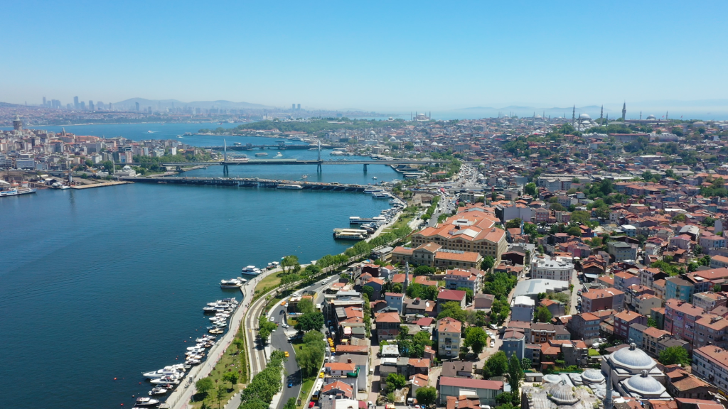 Hayri Fehmi Yılmaz ve Ayşe Sonuşen ile her gün önünden gelip geçtiklerimiz kültürel mirasımız... Kimi zaman önünden geçtiğimiz bir kapı, kimi zaman bahçesinde çay içtiğiniz tarihi bir yapı. Sanat Tarihi uzmanı Hayri Fehmi Yılmaz ve Ayşe Sonuşen, her gün önünden gelip geçtiğimiz kültürel mirasımızı anlatıyor. 