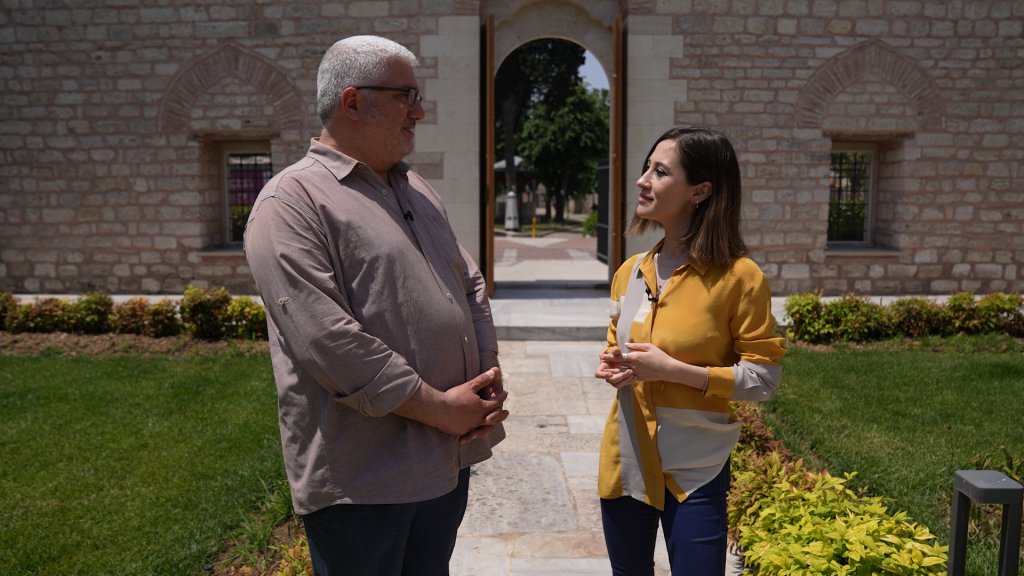 Hayri Fehmi Yılmaz ve Ayşe Sonuşen ile her gün önünden gelip geçtiklerimiz kültürel mirasımız... Kimi zaman önünden geçtiğimiz bir kapı, kimi zaman bahçesinde çay içtiğiniz tarihi bir yapı. Sanat Tarihi uzmanı Hayri Fehmi Yılmaz ve Ayşe Sonuşen, her gün önünden gelip geçtiğimiz kültürel mirasımızı anlatıyor. 