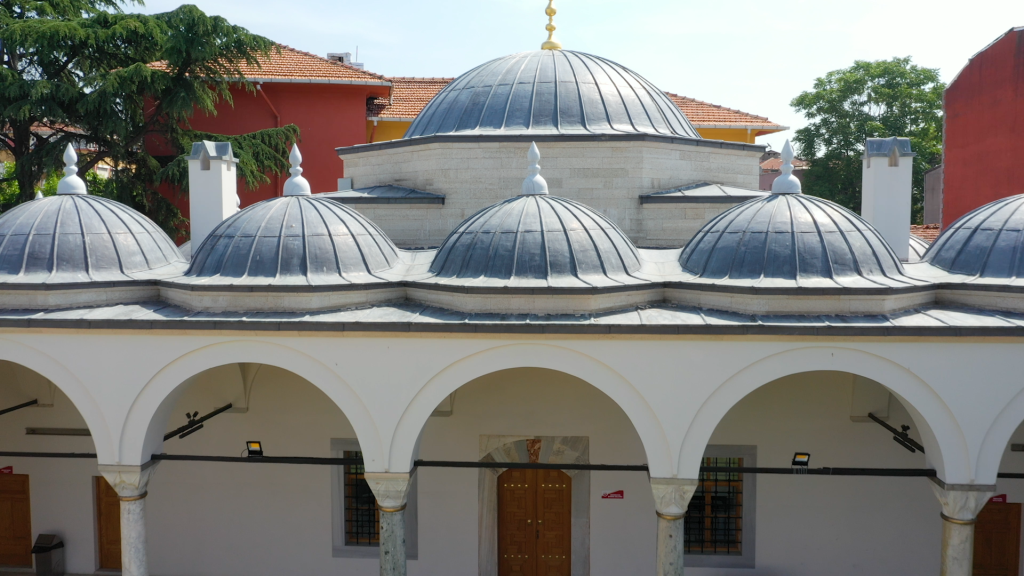 Hayri Fehmi Yılmaz ve Ayşe Sonuşen ile her gün önünden gelip geçtiklerimiz kültürel mirasımız... Kimi zaman önünden geçtiğimiz bir kapı, kimi zaman bahçesinde çay içtiğiniz tarihi bir yapı. Sanat Tarihi uzmanı Hayri Fehmi Yılmaz ve Ayşe Sonuşen, her gün önünden gelip geçtiğimiz kültürel mirasımızı anlatıyor. 