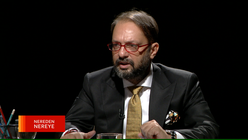 Uluslararası gerginlikler, küresel krizler geçmişteki hangi olaylara dayanıyor? Tarihteki olayların bugüne ve geleceğe etkisi ne olabilir? Prof. Dr. Ahmet Kasım Han ve Prof. Dr. Burak Küntay, dünyanın gündemindeki olayların tarihine, dayandığı temellere yeni bir pencere açıyor. Dünyadaki güç savaşlarının yarına nasıl yansıyabileceğini değerlendiriyorlar. 