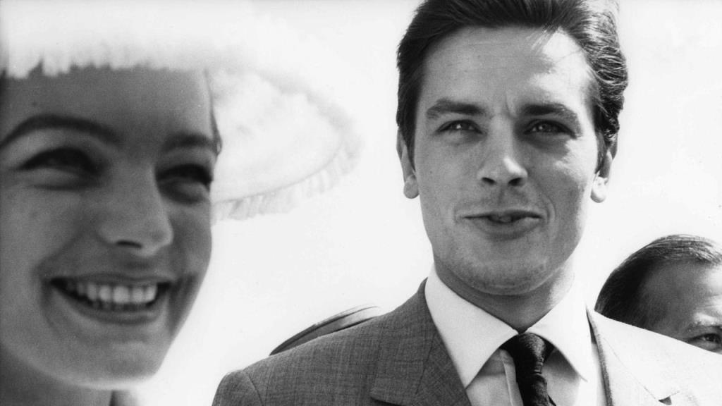 Bu büyüleyici portre, Alain Delon'un gösterişli yakışıklılığından etkilenen ve maskenin ardındaki adam hakkında daha fazla bilgi edinmek isteyen herkes için. Belgesel, ünlü Fransız ikonuna tamamen farklı bir açıdan bakıyor. 
Çok sayıda filmden alıntılar yaparak, en başından itibaren aktörün yaşamını takip ediyor. Delon, yaklaşık 50 yıla yayılan bir dizi şaşırtıcı röportajda konuşuyor. Bu nefes kesici yolculuğun sonunda yeni bir vizyon ortaya çıkıyor: Alain Delon, 87 filmin adamı ve Fransız sinemasının en yakışıklı yüzü, bir gizem olarak kalmaya devam ediyor.
