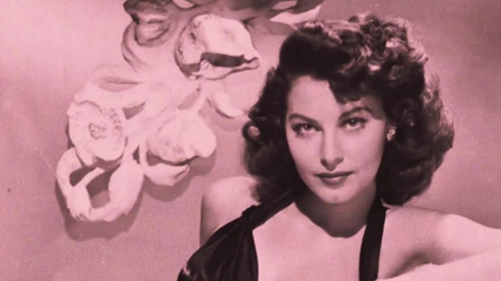 Ava Gardner’ın yükselişini ve düşüşünü izleyin! 1954 yılında zirvedeyken çalkantılı bir aşk hayatı ve arkasında bir dizi efsanevi film vardı. Ama 28 yaşına geldiğinde, diktatör rejimin egemenliği altındaki Madrid’e taşınmak için, pırıltısından ve cazibesinden vazgeçti.  Bu, Hollywood divasının temsil ettiği özgürlük ile faşist Franco rejiminin baskısı ve renkli bir dünya ile yoksul ve geri kalmış bir İspanya'nın siyah-beyaz gerçekliği arasında bir çatışmaydı. Partiler, içki ve romantizmle burada geçen 14 yıl.  Film, en kötü zamanlarda ve en kötü yerlerde sürgünü seçen bu yıldızın psikolojik ve duygusal dönüşümlerini araştırmak için yola çıkıyor. Hayatı, kariyeri ve aşkları sonsuza kadar değişiyor. 
