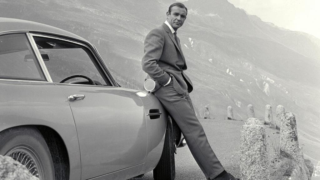 1963 yılında, efsaneleşecek bir destanın ilk bölümü olan James Bond - Dr. No'da ekrana genç bir oyuncu çıkar. Adı neydi? Connery. Sean Connery. Gizli ajan smokiniyle, Edinburgh sokaklarından gelen fakir çocuk küresel bir yıldız haline gelir. Beatles gibi hayranlık uyandırır, bütün bir nesil için yeni erkeksi ideali temsil eder. James Bond rolü Sean Connery'ye şöhret ve servet getirir. Bu aynı zamanda onun yükü haline gelir. Aktör uzun bir süre 007 imajından uzaklaşmaya, daha farklı karakterleri oynamaya çalışır. Kendisi için gerçek bir arayış olarak yaşadığı yavaş ve zor bir özgürleşme. Mücadeleler, başarısızlıklar ve hayal kırıklıklarıyla dolu bu arayışın sonunda maço kahraman, kır sakallı bilge bir yaşlı adama dönüşmeyi başarır - ama hala aynı derecede seksi! Şimdi Dokunulmazlar gibi kült filmlerde yeni nesil oyunculara akıl hocalığı yapıyor ve çağdaş sinemanın en saygın ve sevilen komedyenlerinden biri. 