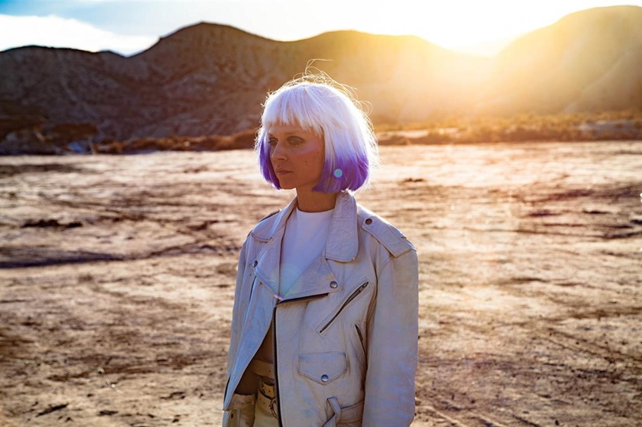 LITTLE TITO AND THE ALIENS - TİTO VE UZAYLILAR İki yetim Anita (16) ve Tito (7), Las Vegas'ın efsanevi parıltılı ışıklarını ve Lady Gaga ile tanışmayı beklerken kendilerini, amcalarının gizemli ve bomboş yerinde bulurlar.