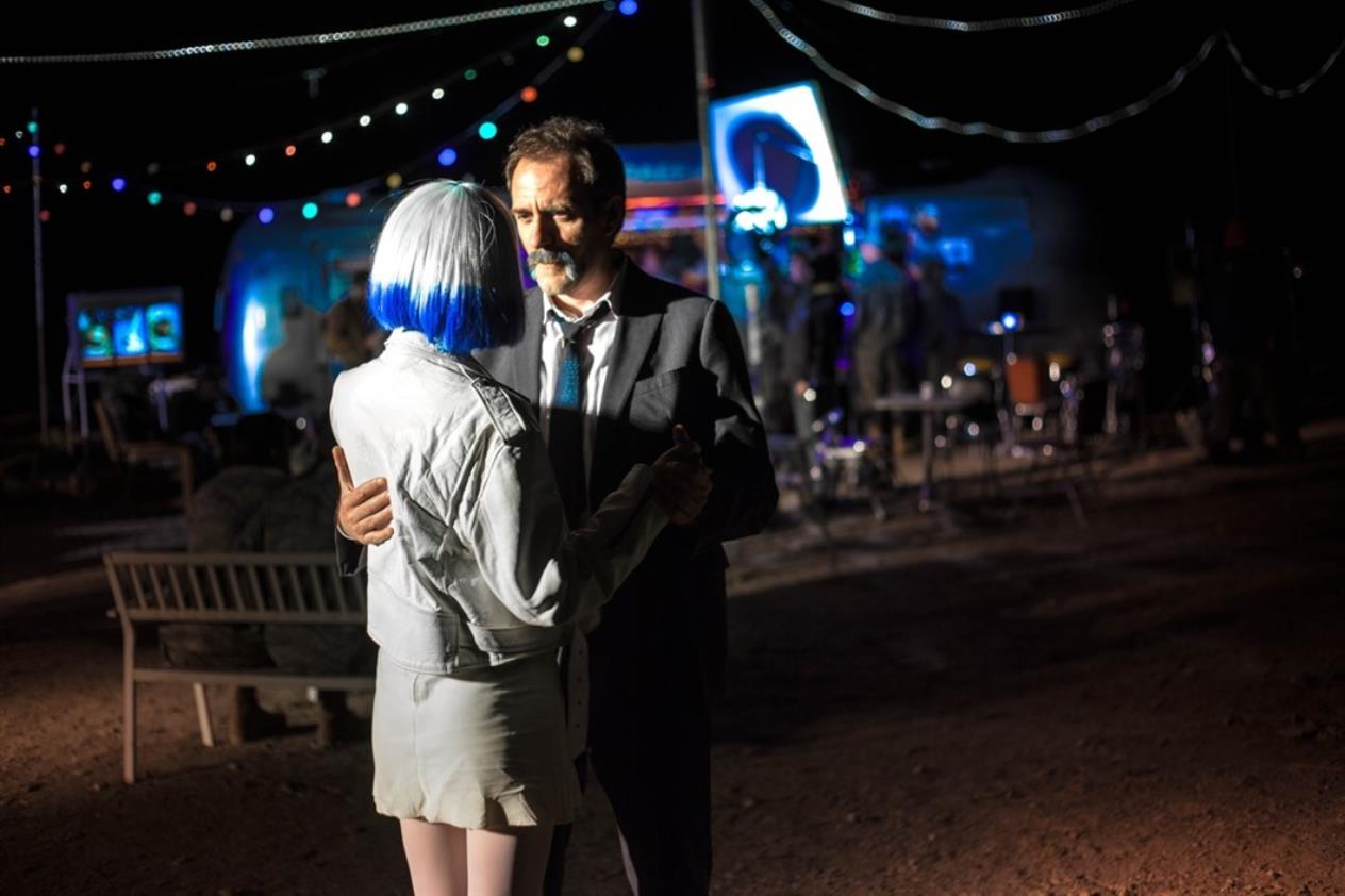 LITTLE TITO AND THE ALIENS - TİTO VE UZAYLILAR İki yetim Anita (16) ve Tito (7), Las Vegas'ın efsanevi parıltılı ışıklarını ve Lady Gaga ile tanışmayı beklerken kendilerini, amcalarının gizemli ve bomboş yerinde bulurlar.
