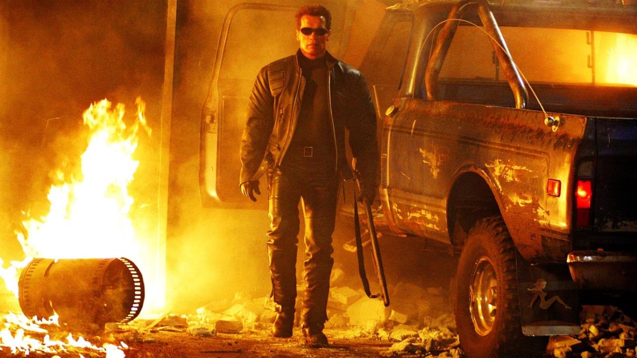 TERMINATOR 3: RISE OF THE MACHINES - TERMİNATÖR 3: MAKİNELERİN YÜKSELİŞİ Artık 22 yaşında olan Connor, “kayıt dışı” yaşamaktadır. Ne evi, ne kredi kartı, ne telefon numarası, ne de işi vardır. Yaşadığına dair hiçbir kayıt yoktur. Skynet tarafından izinin bulunması imkânsızdır. Ta ki Skynet’in o güne dek ürettiği en gelişmiş cyborg öldürme makinesi T-X geleceğin gölgelerinden çıkıp gelene dek. Halefi T-1000 tarafından yarım bırakılan işi tamamlamak üzere geçmişe gönderilen bu makine, güzel olduğu kadar güçlü ve acımasızdır.