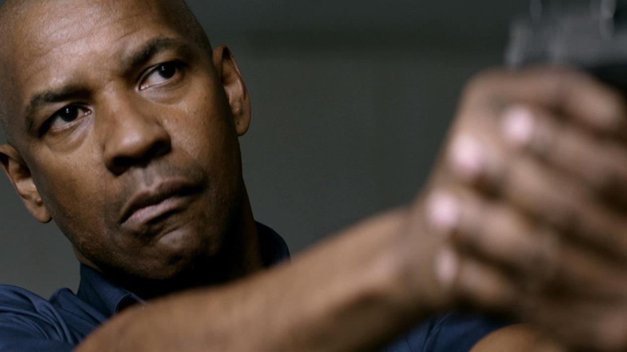 THE EQUALIZER - ADALET Kendi kendini emekli etmiş, gizemli geçmişini geride bırakıp, sakin ve sessiz bir yaşama doğru yelken açmış olan McCall, acımasız Rus mafyasının kontrolü altındaki Teri isimli genç kızla tanışınca onun içinde bulunduğu duruma kayıtsız kalamaz. McCall, içindeki adalet duygusunun peşinden giderek Teri'ye yardım edecektir...
