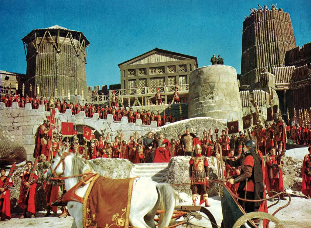 Oscar adayı, epik bir Amerikan yapımı. Roma İmparatorluğu’nun filozof imparatoru Marcus Aurelius (Alec Guinness), imparatorluk eyaletlerinin orduları ile birlikte, Alman ordusuna karşı savaştadır. Artık çok yaşlandığı için tahtını oğluna bırakmalıdır. Ancak kızı Lucilla’ya (Sophia Loren), tahtını en güvendiği komutanı Livius’a (Stephen Boyd) bırakacağını açıklar. Livius’a aşık olan Lucilla için bu durum sevindirici bir haberdir. Ancak Marcus’un oğlu ile kardeş kadar yakın olan Livius, bu teklif karşısında çekimser davranır.