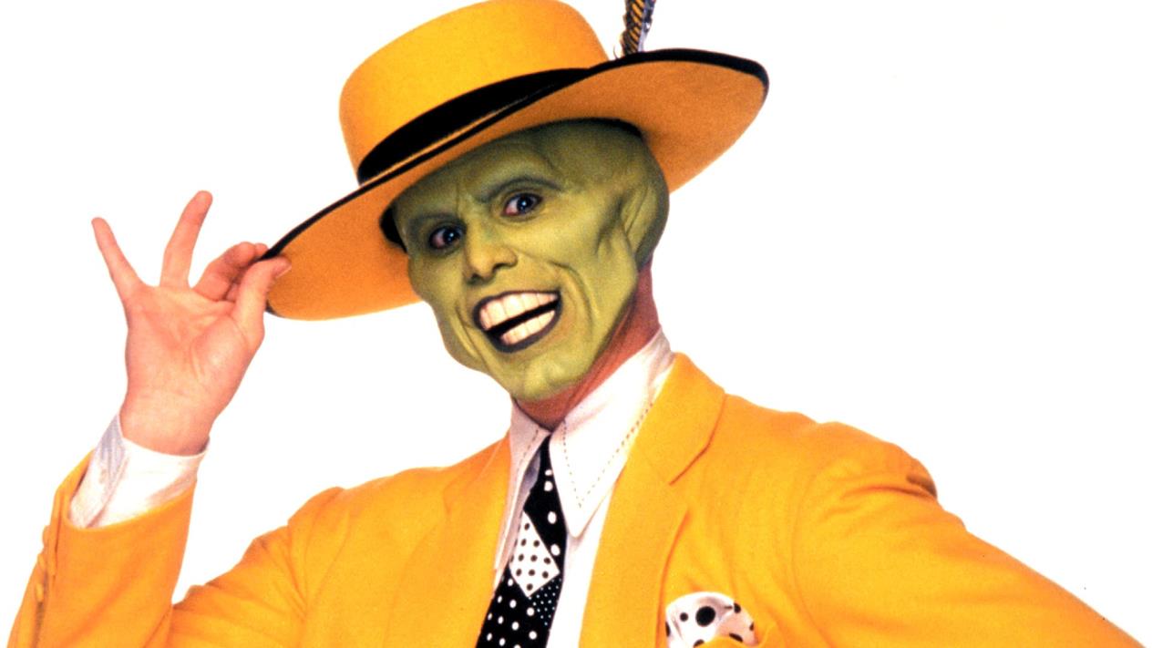 THE MASK - MASKE Stanley Ipkiss, bankada çalışan oldukça hoş ve nazik bir memurdur. Ne yazık ki iyi niyetli tavrı ve fazla kibarlığı, çalışma arkadaşları tarafından suistimale uğramasına neden olur. Stanley, iş yerinde geçirdiği kötü bir günün ardından, uğradığı dükkanda yaramazlık tanrısı olarak bilinen Loki’nin maskesini satın alır. Ancak bu maske göründüğü kadar sıradan değildir. Maskeyi taktığında kendisini bir anda oldukça vahşi ve de romantik bir karaktere dönüşmüş olarak bulan banka memuru, iş arkadaşlarını öldürdükten sonra kendisini değiştiren bu maskeyi yok etmek ister.